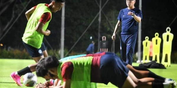 新加坡与国足同步展开备战 小仓勉带俩助手就位